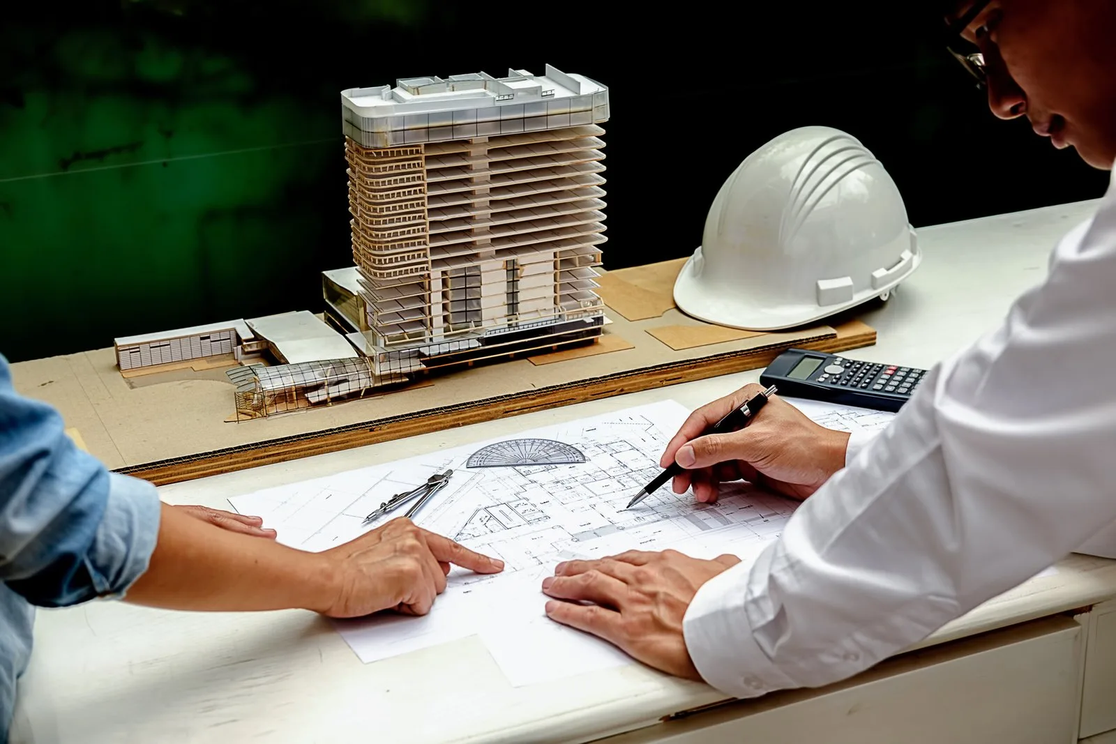 Ingeniero trabajando sobre plano de construcción